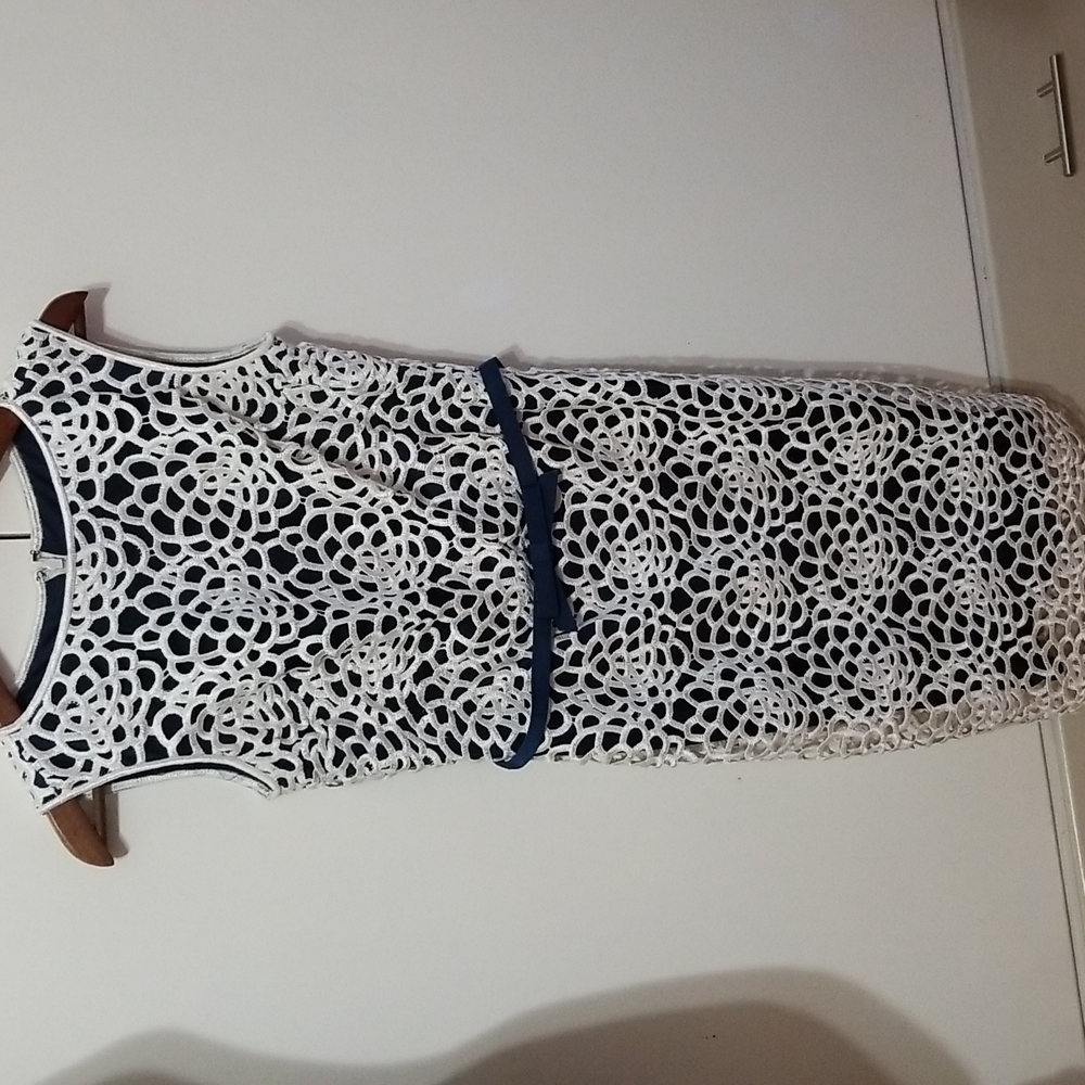 Tadashi Shoji Navy Scalloped with Cream Lace Overlay Dress With Belt. Size 4